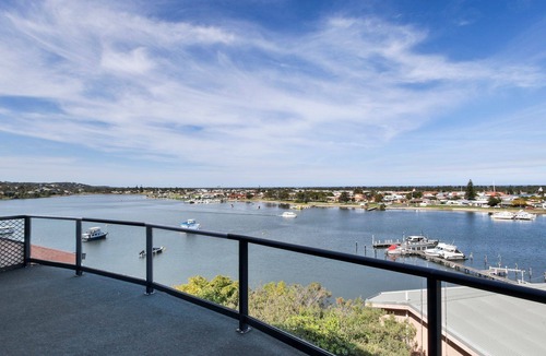 Kalimna House | Deja Views House - Spacious House with water views perfect for families and groups