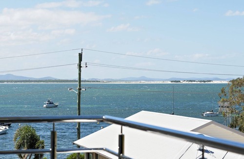 Shoal Bay Apartment | Del Rae, 18/25 Shoal Bay Rd - Air-conditioned, renovated 2-bedroom unit opposite Shoal Bay Beach
