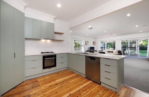 South Albury House | Delightful Digs on David - Fully renovated cottage with four bedrooms