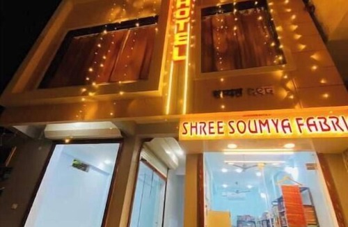 Maheshwar Apartment | Deluxe double premium room @ StayMore Non-AC