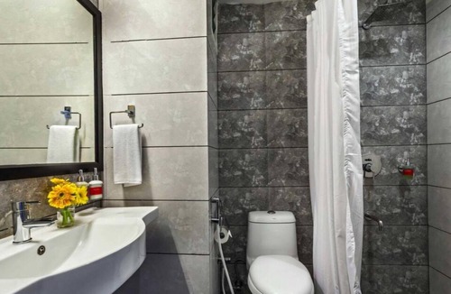 Kochi House | Deluxe King Clubhouse Vytilla Kochi