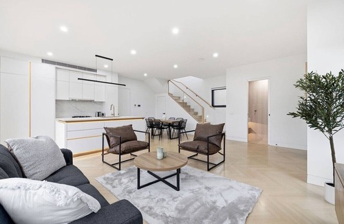 Cheltenham House | Domi Rentals - The Cheltenham Southland House