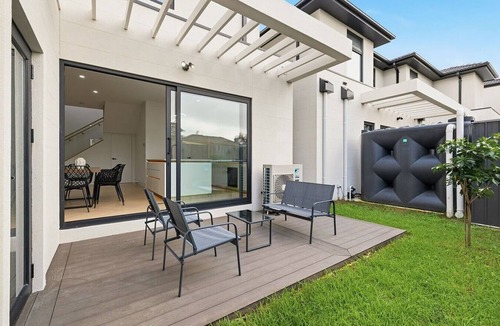 Cheltenham House | Domi Rentals - The Cheltenham Southland House
