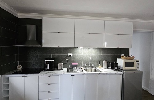 Rochedale South Apartment | Easy Access to Brisbane - Gold Coast Private Guest Unit w/on-site Parking