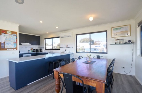 Cape Woolamai House | Easy Family Retreat – Beach, Shops and Cafés all a short walk away