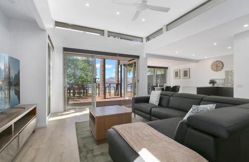Ebden Apartment | Ebden Lake House- Laid-back Luxury with Lake Views