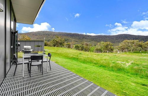 Crackenback House | Ecocrackenback 7 - Alpine Eco Chalet with Fireplace l BBQ l Wifi l Underfloor Heating