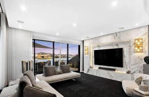 Sanctuary Lakes House | Elegant Waterfront Escape – Point Cook Relax with the whole family.