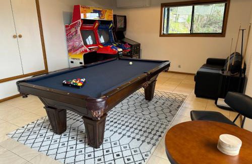 Eaglehawk Neck House | Elevated 3BR, ocean views, pool table, Pirates Bay