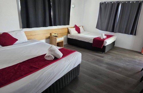 Emerald Hotel | Emerald Central Hotel