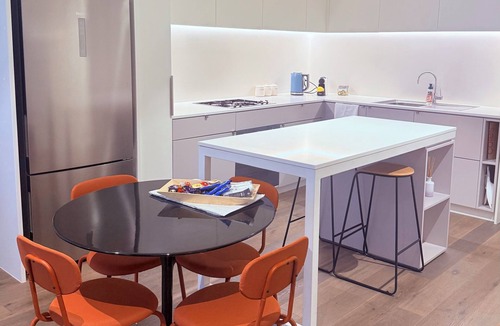 Collingwood Apartment | Enjoy the local vibe & city surroundings + parking. Modern & family friendly.