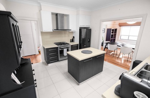 Reservoir House | Entire home in Reservoir, Walk to bus & train, shuttle bus to LTU