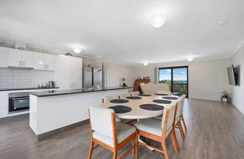 Paradise Beach House | Escape to Paradise - Beach views 5bedrooms, 2 Kitchens, 2 Living, 2 Bathrooms