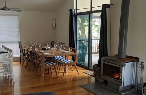 Venus Bay House | Evergreen - spacious family retreat, so close to shops and beaches.