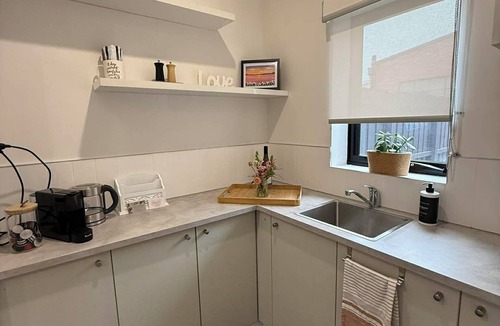 Oakleigh Apartment | Everything at your doorstep. 25-minute train ride to the heart of the city.