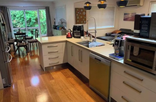 Indooroopilly House | Executive spacious 4BR on 3 floors house near shops/buses/train