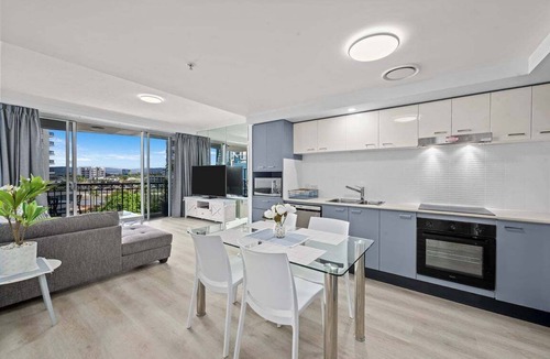 Surfers Paradise Resort | Family Escape Chevron | Pools, Beach, Central