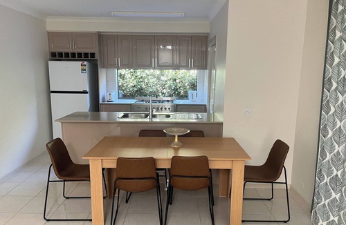 Ivanhoe House | Family village home; cafes, parklands; 15min to CBD & MCG, 5min to hospitals