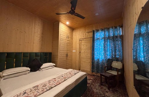 Dal Lake House | Favela Headrooms