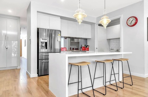 Glengowrie House | Filmer Art Gallery | 3BR, Kayaks, BBQ, Study, Wi-Fi
