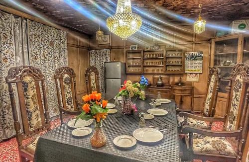 Dal Lake Hotel | Floating Shanghai Group Of Houseboats