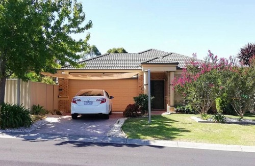 Pakenham House | Four bedroom house close to Pakenham Lake