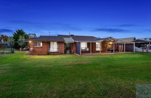 Tocumwal House | Foxes on the Green Tocumwal