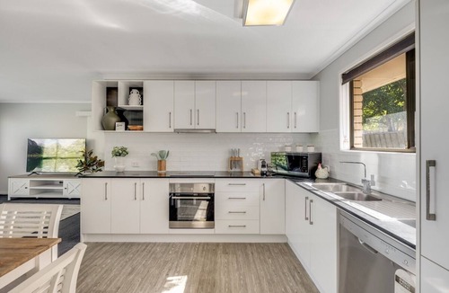 Kearneys Spring Apartment | Fresh Style! Close to UniSQ & Hospital!