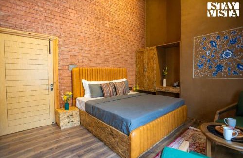 Srinagar Villa | Frozen Fall at Dewdrop Cottages by StayVista - 2BHK with Sports Turf & Gazebo