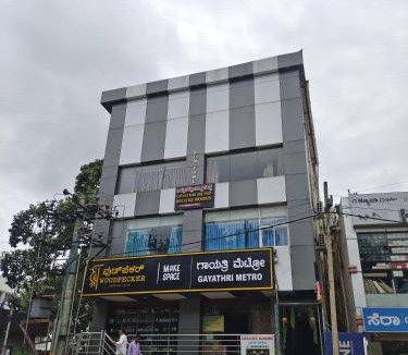 Bengaluru Hotel | Gayathri Metro Deluxe Rooms