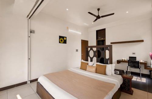 Alwaye Villa | Glass River Retreat by Alaya Stays 4-BHK Riverside Getaway with Private Pool, Lakeside Sit-Out & Lounge Area Near Aluva Railway & Metro Station
