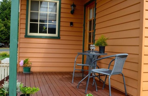 Railton House | "Grand Ole Topiary" Country Cottage' Accommodation. Railton Tasmania