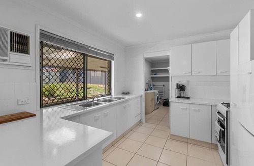 Capalaba House | Great Value Group Stay | Comfortable & Convenient