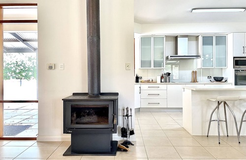 Upper Wakefield House | Gullyview Getaway amongst sprawling vineyards in Clare Valley