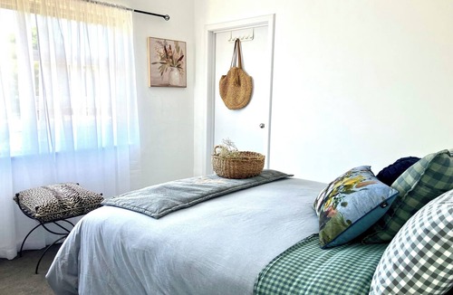 Tatiara Bed & Breakfast | Gums N Roses B&B Quiet & Central Location. Spacious For Family & Pet Friendly🌹