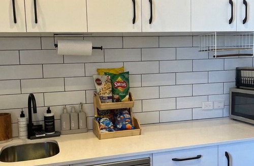 Woodforde Bed & Breakfast | Hamilton on the Hill | City Views | Breakfast, Chocolates & Cheese