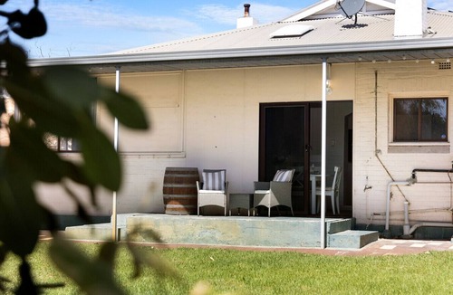 Semaphore South House | Hamptons Bungalow - Walk to Semaphore South Beach
