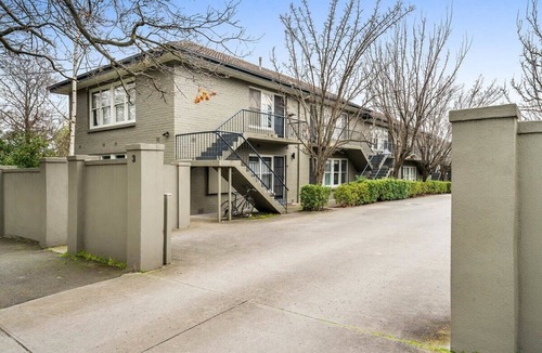 Hawthorn Apartment | Hawthorn Hideaway With Free WiFi & Carparking