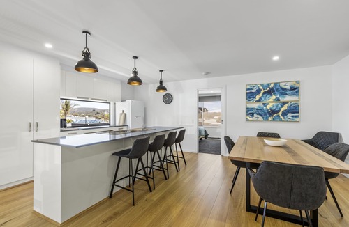 Anglesea House | Holmly 1 - Premium Position, Walk to Everything!