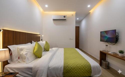 Indirapuram Hotel | Hotel Golden Frame By Corporate Suites