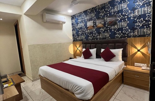 Ahmedabad Hotel | Hotel Mahaveer ! Budget-Friendly Stay with Modern Amenities.