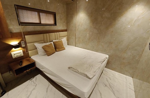 Dharavi Hotel | Hotel Omega