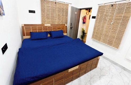 Mahmoorganj Hotel | Hotel Rainbow Comfort Stay
