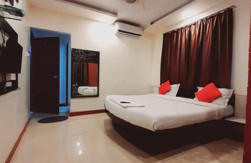Mahabaleshwar Bed & Breakfast | Hotel Savera Holidays Main Market