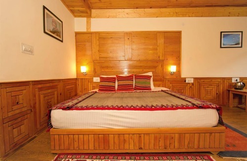 Old Manali Bed & Breakfast | Hotel Vyas Vatika offer well designed and ready to use rooms located at manali.
