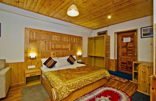 Old Manali Bed & Breakfast | Hotel Vyas Vatika offer well designed and ready to use rooms located at manali.