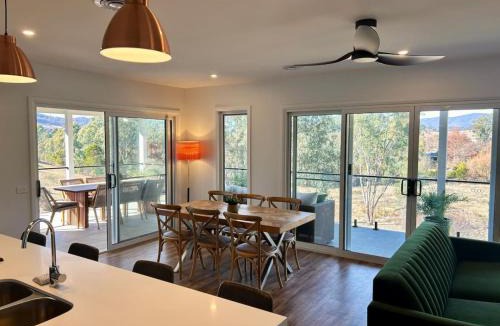 Wodonga House | House on the hill