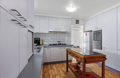 Port Welshpool House | Huge pet & boat friendly house 5 minutes to the port, pub and on the Rail Trail!