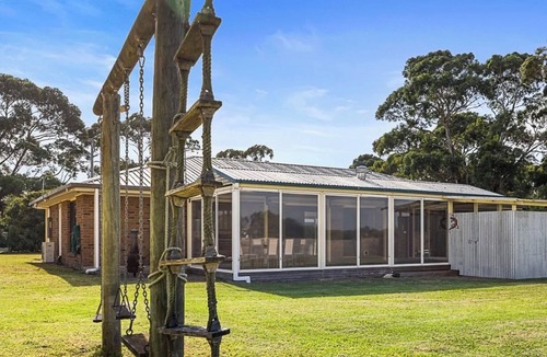 Port Welshpool House | Huge pet & boat friendly house 5 minutes to the port, pub and on the Rail Trail!