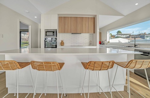 Bridport House | Indulge yourself in the luxury of this newly built coastal holiday home.
